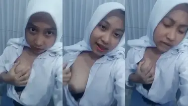 ABG SMA Berhijab Nekat Pamer Toket Viral Kost poster