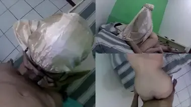 Bokep Jilbab Istri Tetangga Mukena Liar Ranjang poster