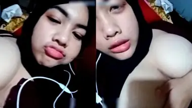 Bokep Jilbab Mahasiswi Digilir Empat Ganas Kost poster