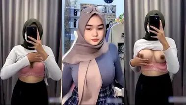 Bokep Jilbab Tiktoker Cantik Buka Baju Di Ranjang poster
