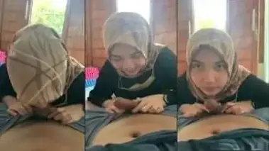 Bokep Jilbab Ukhti Doyan Pegang Isi Celana Pacar poster