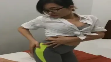 Cewek Kacamata Hot Seksi Ngentot Di Kamar Kost poster