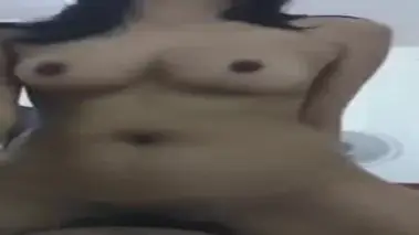 Dokumentasi Gadis Cantik Goyang Atas Kasur poster