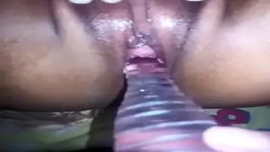 Tante Istri Cantik Pasrah Goyang Kasur Dildo poster
