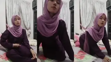 Ukhti Hijab Cantik Bersantai Di Kasur Pink poster
