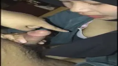 Ukhti Hijab Cantik Pasrah Goyang Atas Kasur poster