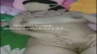Ukhti Hijab Cantik Pasrah Goyang Kasur Sempit poster