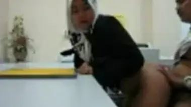 Ukhti Hijab Cantik Pasrah Posisi Doggy Kasur poster