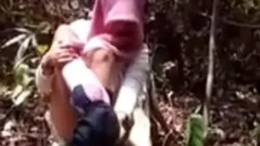 Ukhti Hijab Merah Muda Cantik Pasrah Di Hutan poster
